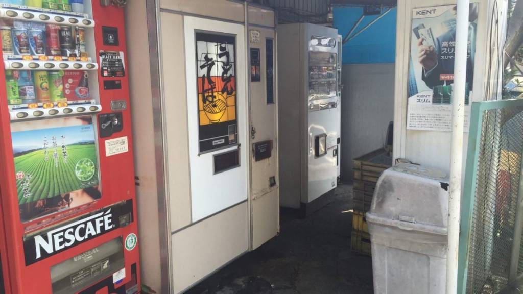 五洋売店 〜 昭和のレトロ自販機が調理するうどん、そばのスポット。トラック運転手にも人気のコンビニ（広島市南区）