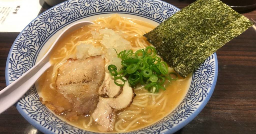 黒春晴の 冷やし煮干し鶏そば がなるほどと唸る味わいの冷やしラーメン 広島市中区 スギぱら