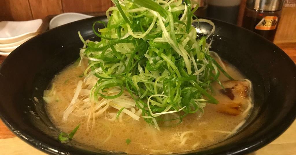 広島ラーメン げんこつ屋 げんこつらーめん 背徳の深夜ラーメンは 生搾りにんにくと山盛りネギでがっつりと スギぱら