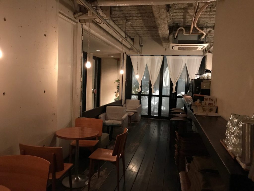 【広島カフェ】44 キャラントキャトル 〜 雑居ビル5階の隠れ家カフェ、夜のティータイムをおしゃれに楽しく！（広島市中区）